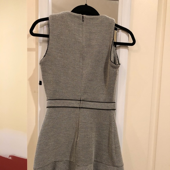 Sleeveless skater girl dress - Picture 3 of 5